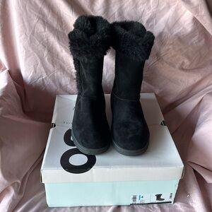 Girl, black boots ugg style size 4